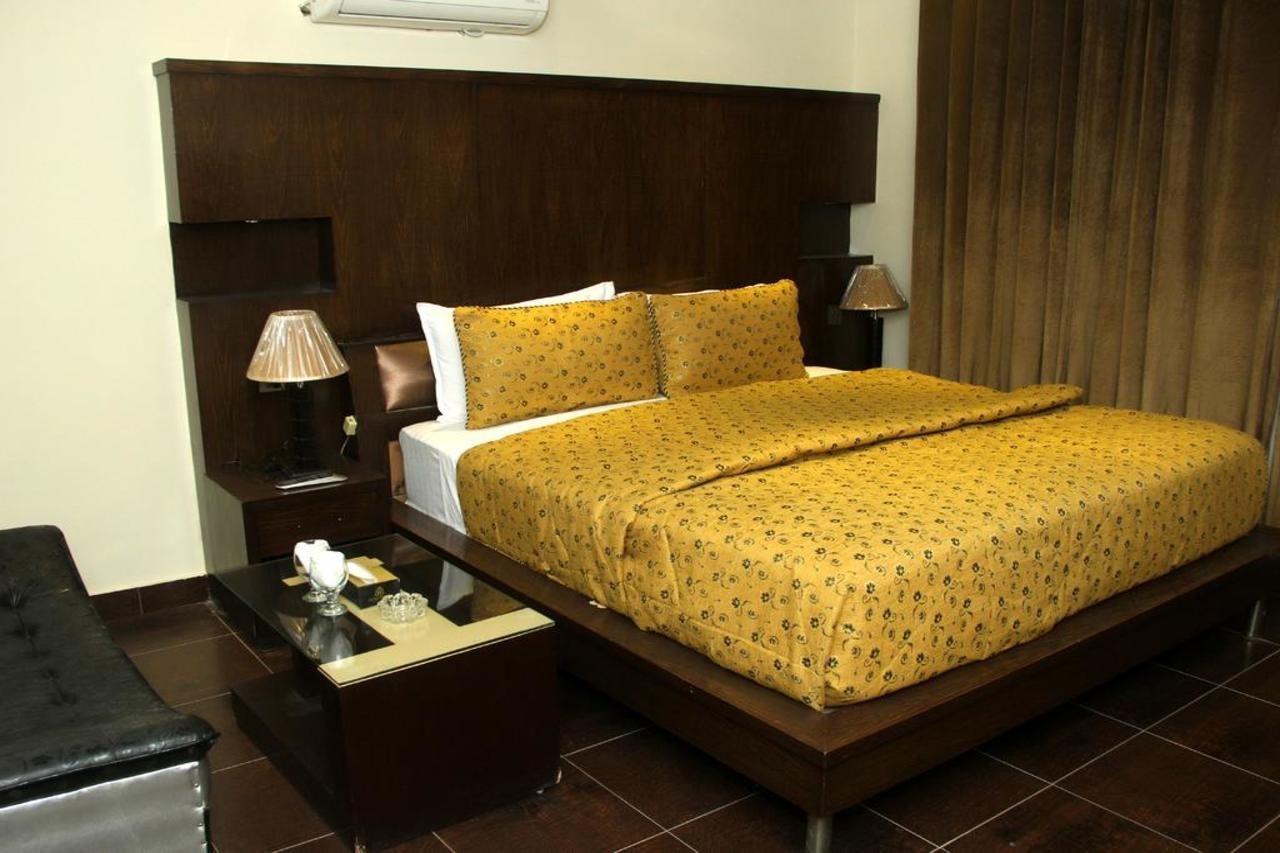 Bling Hotel International Multan Exterior foto