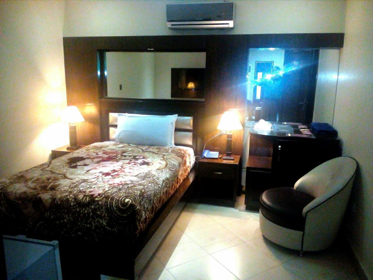 Bling Hotel International Multan Exterior foto