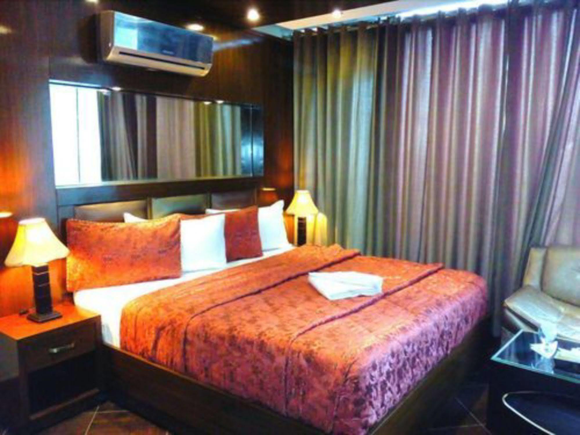 Bling Hotel International Multan Exterior foto