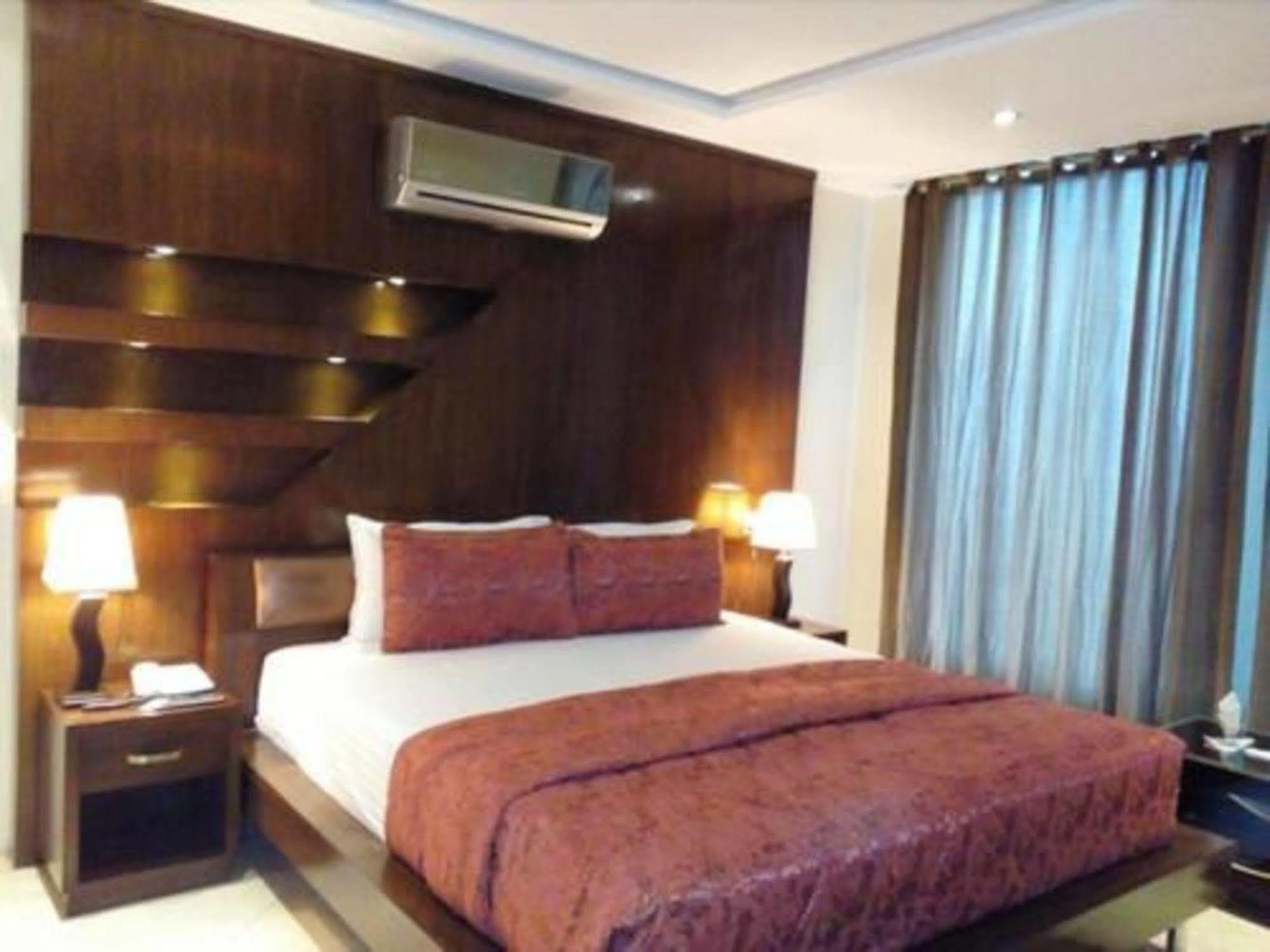 Bling Hotel International Multan Exterior foto