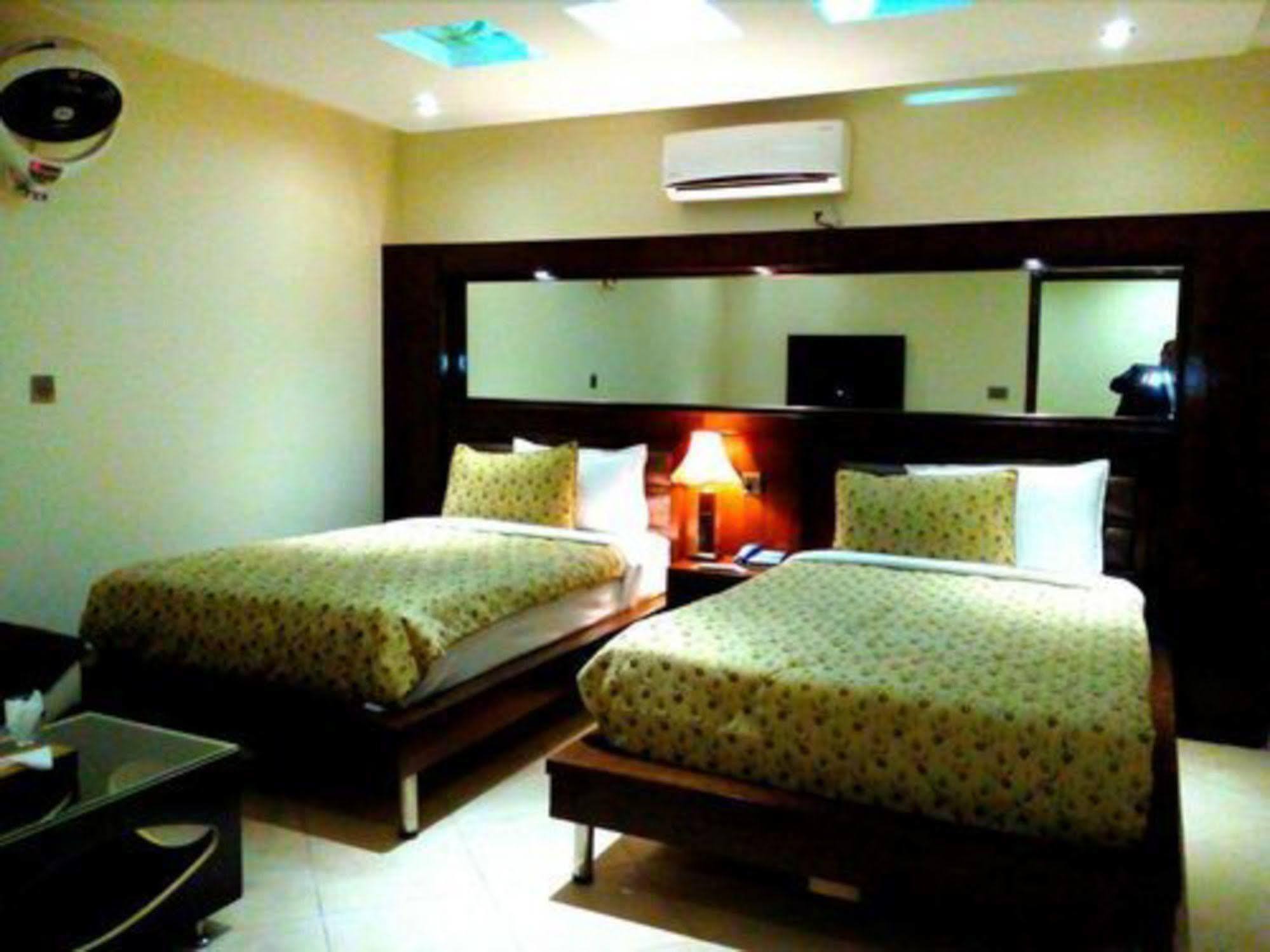 Bling Hotel International Multan Exterior foto